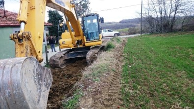 İzmit Belediyesi'nin Köylerdeki Yol Yapım Çalışmaları Devam Ediyor