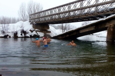 Kar Altında Munzur'da Yüzdüler