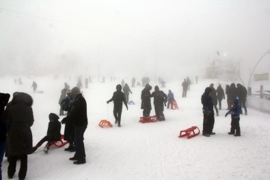 Karne Tatiline Çıkanlar Kartepe Pistlerinde Boş Yer Bırakmadı