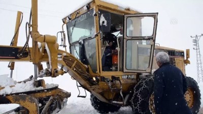 Köy Yolunda Mahsur Kalan Ambulans Kurtarıldı