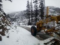 KAR TEMİZLEME - Mersin'in Yüksek Kesimlerinde Yoğun Kar Yağışı