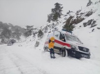 GENCEK - Yolda Mahsur Kalan Ambulansı Belediye Ekipleri Kurtardı