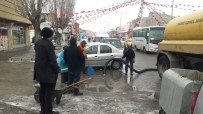 KAR TEMİZLEME - Çaldıran'da Kar Ve Kar Suyu Temizleme Çalışması