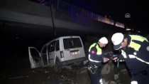Erzincan'da Köprüden Düşen Otomobilin Sürücüsü Yaralandı