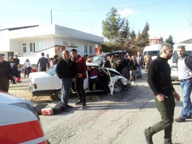 Otomobil İle Hafif Ticari Araç Çarpıştı Açıklaması 8 Yaralı