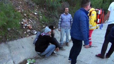 Antalya'da Kamyonet Refüje Çarptı Açıklaması 3 Yaralı