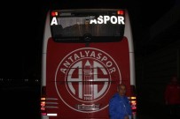 Antalyaspor otobüsüne taşlı saldırı