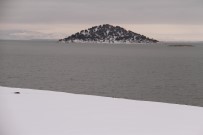 BEYŞEHIR GÖLÜ - Beyşehir Gölü Milli Parkı Adaları, Üzerine Düşen Karla Birlikte Tablo Gibi Oldu