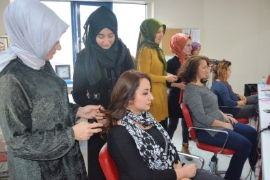 Kadınlar Kuaförlük Mesleğinin İnceliklerini Bu Kursta Öğreniyorlar