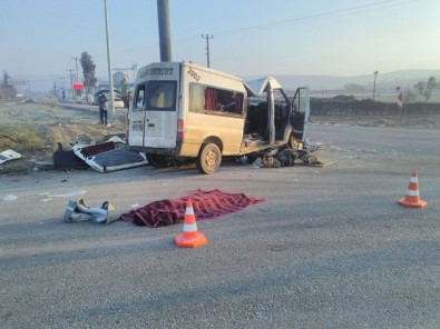 Servis Aracı Minibüsle Çarpıştı Açıklaması 3 Ölü, 32 Yaralı