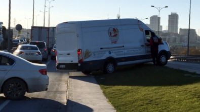 Trafik Yoğunluğuna Dayanamayan Vatandaşlar Kaldırımı Yol Yaptılar