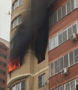 Yangından Kurtulmak İçin Önce Çocuğunu Camdan Attı, Sonra Kendi Atladı