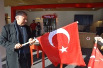 SINIR ÖTESİ - Başkan Pınarbaşı, Esnafa Bayrak Dağıttı