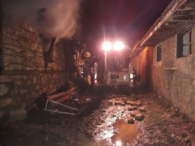 Isparta Gelendost'ta Büyük Ev Yangını, İçeride Mahsur Kalanlar Var