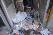 Manisa'da Bir Evde 2 Römork Dolusu Çöp Çıktı