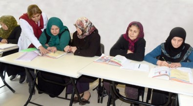 Şahinbey'de Okuma - Yazma Öğrenen Kursiyerlerin Hayatı Değişti