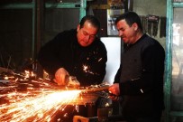 DEMIRCILIK - Vanlı Kardeşler 40 Yıldır Baba Mesleğini Sürdürüyor