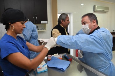 Başkan Böcek, Barınakta Ameliyat İzledi