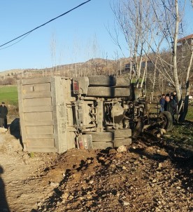 Kamyon Şarampole Devrildi