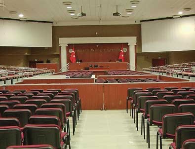 Mahkeme Başkanı FETÖ'cü 2 sanığı salondan çıkardı