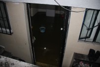 Sultangazi'de Tıkanan Rögar Sebebiyle 4 Evi Yağmur Suları Bastı