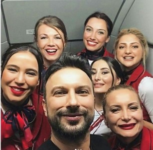 Tarkan'a uçakta yolculardan ve hosteslerden yoğun ilgi