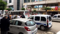 TRAFİK POLİSİ - Trafik Polisi Minibüse Çarptı