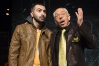 DOSTLAR TIYATROSU - 'Göçmenleeeer', İzmir'de Ayakta Alkışlandı