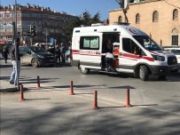 KIRMIZI IŞIK - Kırmızı Işıkta Yolun Karşısına Geçmek İsteyen Yaşlı Kadına Otomobil Çarptı