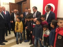 Köy Meydanına Bayrak Diken Çocuklar Ankara'da