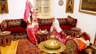 Osmanlı Kıyafetlerini Müzesinde Sergiliyor