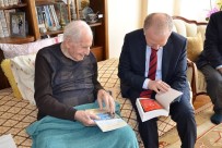 Araştırmacı Yazar Sezer Vali Ceylan'a Kitaplarını Hediye Etti