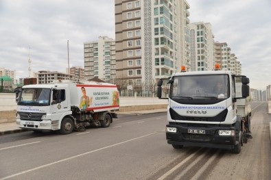 Büyükşehir Belediyesi Kayapınar'da Temizlik Çalışması Başlattı