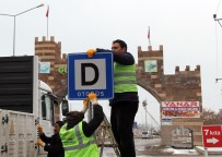 PARK YASAĞI - Erciş'te Trafik Levhaları Yenilendi