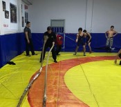 İl Müdürü Öztürk Güreşçilerle Antrenman Yaptı