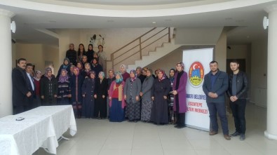 Kadınlar Tıbbi Ve Aromatik Bitki Yetiştiriciliği Kursu Alıyor