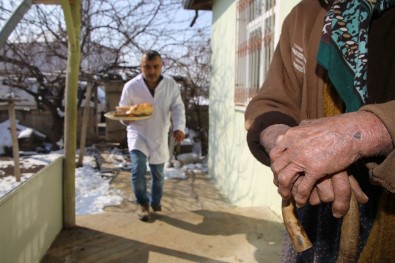 Karaman'da Belediye Muhtaç 60 Aileye Günlük Sıcak Yemek Veriyor