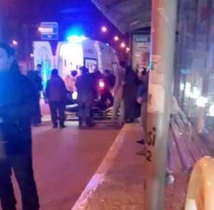 Otobüs Beklerken Bir Anda Yere Yığılan Genç Hastaneye Kaldırıldı