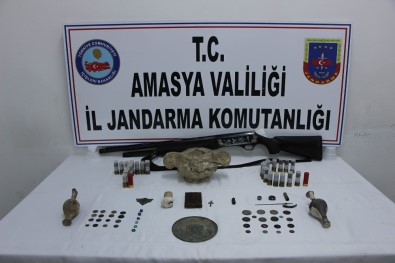 Tarla Sürerken Bulduğu Hazineleri Satarken Yakalandı