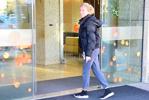 Burcu Esmersoy makyajsız yakalandı