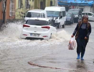 Adana'da Yağmur Su Baskınlarına Neden Oldu