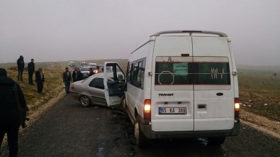 Diyarbakır'da Öğrenci Servisi İle Otomobil Çarpıştı Açıklaması 16 Yaralı