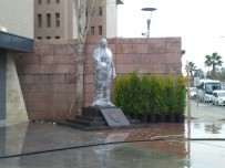 İZMIR ADLIYESI - Fethi Sekin'in Heykeli Adliye Önüne Yerleştirildi