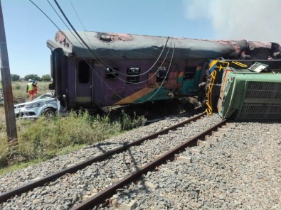 Yolcu Treni Kamyona Çarptı Açıklaması 4 Ölü, 40 Yaralı
