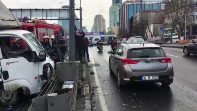 Beşiktaş'ta kamyonet kontrolden çıktı: 2 yaralı