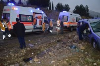 AHMET ŞENTÜRK - Hafif Ticari Araç Takla Attı Açıklaması  3 Yaralı