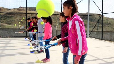 Liceli Köy Çocukları Tenis Oynuyor
