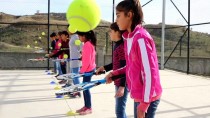 ŞEHİT BİNBAŞI - Liceli Köy Çocukları Tenis Oynuyor