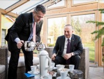 Alman Bakan, Mevkidaşı Çavuşoğlu'na Türk çayı ikram etti