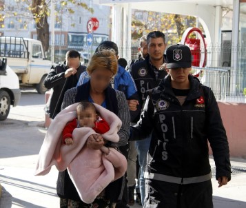 Antalya'da Kundaktaki Bebekle Uyuşturucu Ticareti